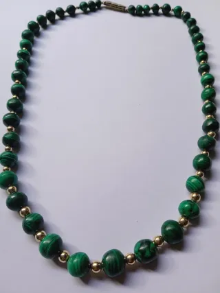 Collar de Malaquita y Cuentas Doradas