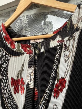 Blusa vintage negra floral tejido