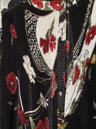 Blusa vintage negra floral tejido