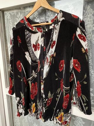 Blusa vintage negra floral tejido
