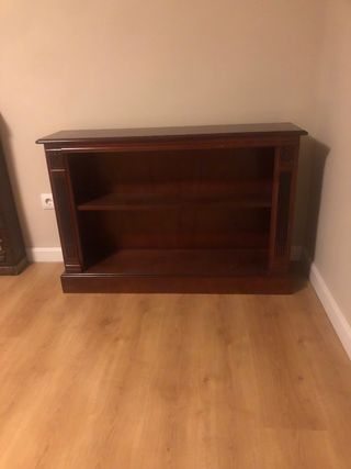 Librería baja de madera estilo clásico