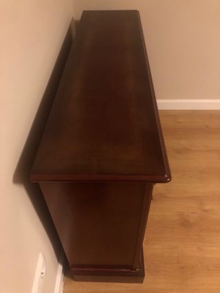 Librería baja de madera estilo clásico