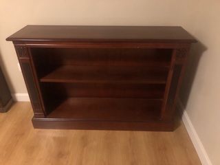 Librería baja de madera estilo clásico