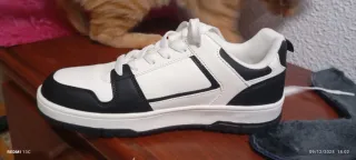 3 pares de tenis blancos con negro, gris y rosa