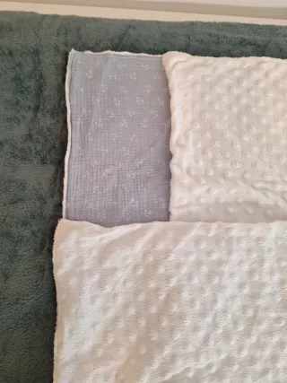 Muselina y manoplas bebé rayas