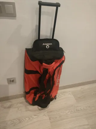 Maleta de viaje roja y negra