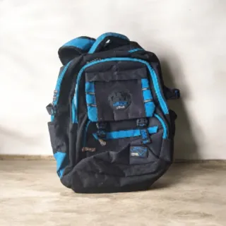 Mochila escolar azul y negra