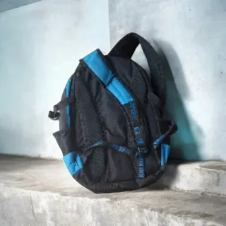 Mochila escolar azul y negra