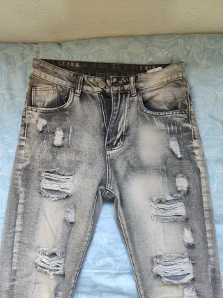 Pantalones vaqueros grises hombre rotos