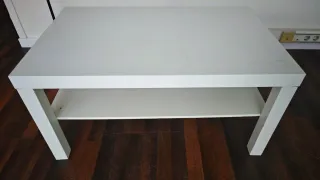 Mesita de centro blanca con estante