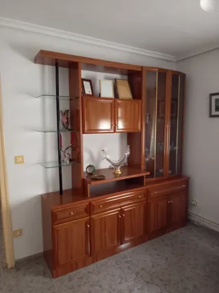 Mueble de madera y cristal