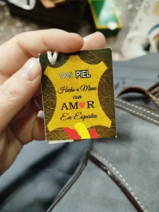 Bolso de lona gris con flecos