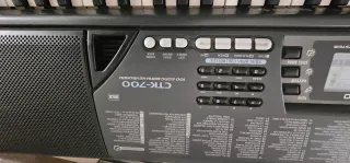 Organo Casio CTK-700 con atríl con musica instalad