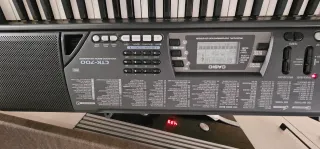 Organo Casio CTK-700 con atríl con musica instalad