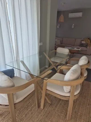 Mesa comedor cristal. Sillas no.