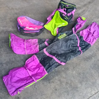 Porta esquís, bolsa de viaje y porta botas.