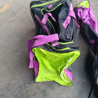 Porta esquís, bolsa de viaje y porta botas.