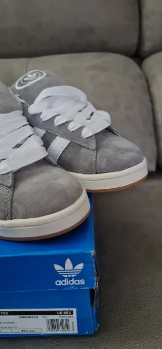 Zapatillas chico grises y blancas