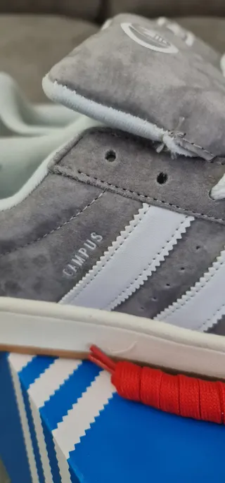 Zapatillas chico grises y blancas