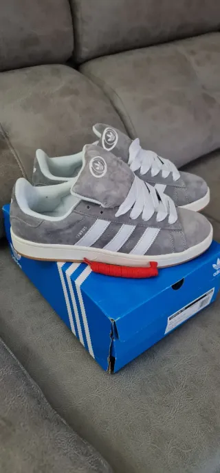 Zapatillas chico grises y blancas