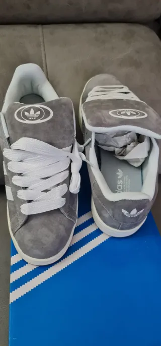 Zapatillas chico grises y blancas