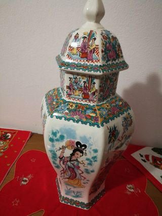 Vaso cinese decorato con figure e fiori