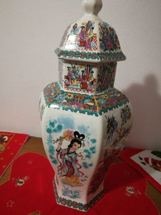 Vaso cinese decorato con figure e fiori