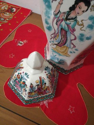 Vaso cinese decorato con figure e fiori