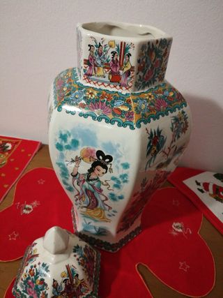 Vaso cinese decorato con figure e fiori