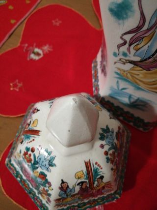 Vaso cinese decorato con figure e fiori