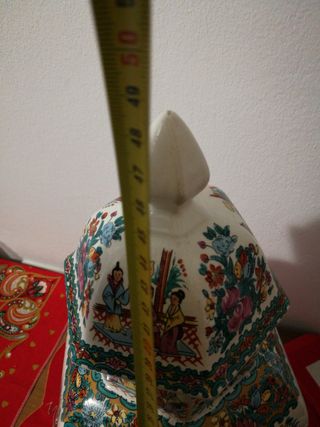 Vaso cinese decorato con figure e fiori