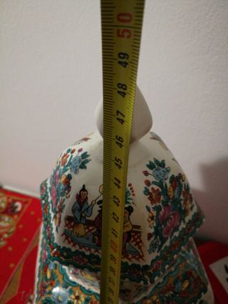 Vaso cinese decorato con figure e fiori