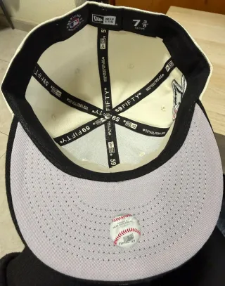 Gorra New Era MLB Beige y Negra