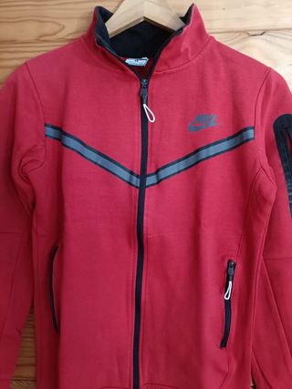 Sudadera Nike Color Rojo, Negro y Gris Talla S.