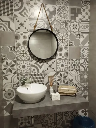 Sillón de peluquería marrón y plateado