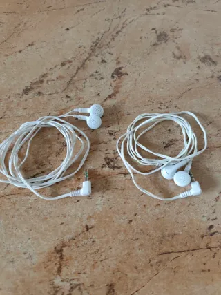 Auriculares blancos de botón