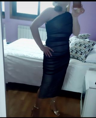 Vestido negro drapeado asimétrico