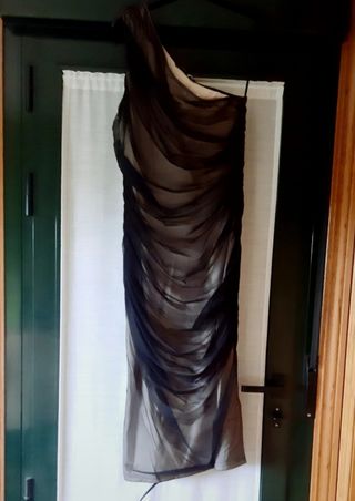 Vestido negro drapeado asimétrico