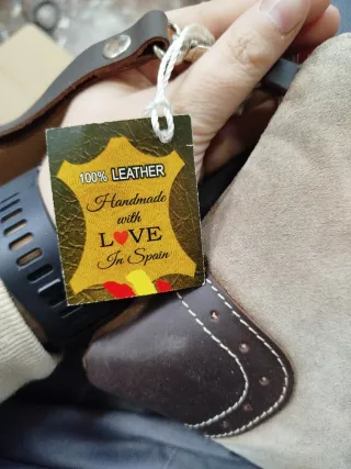 Bolso de mano beige y marrón