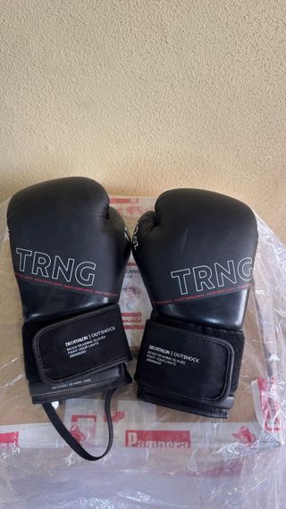 Saco de boxeo y guantes