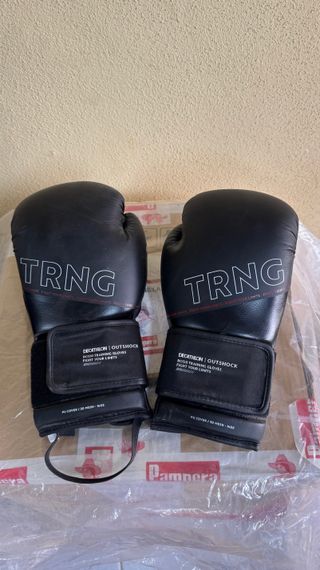 Saco de boxeo y guantes