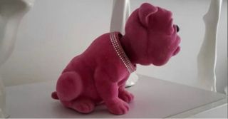 Muñeco perro bulldog rosa con collar