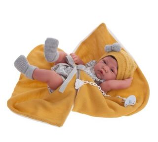 Muñeca bebé con gorro y manta
