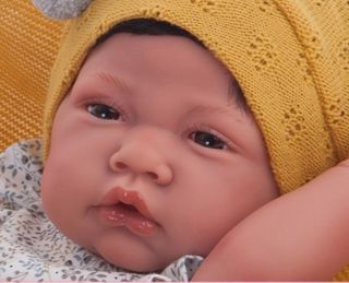 Muñeca bebé con gorro y manta