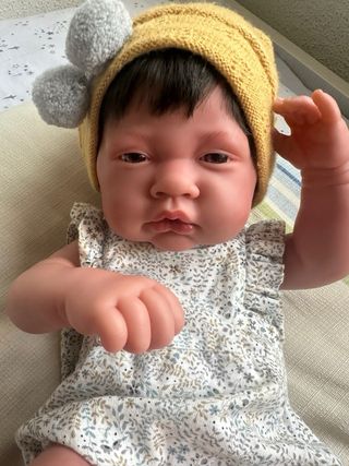 Muñeca bebé con gorro y manta