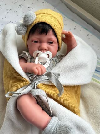 Muñeca bebé con gorro y manta