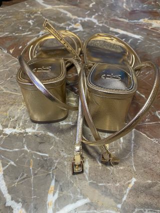 Tacones dorados parfois