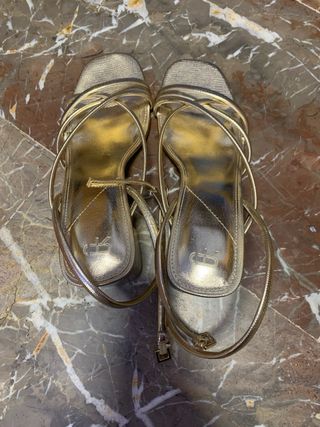 Tacones dorados parfois