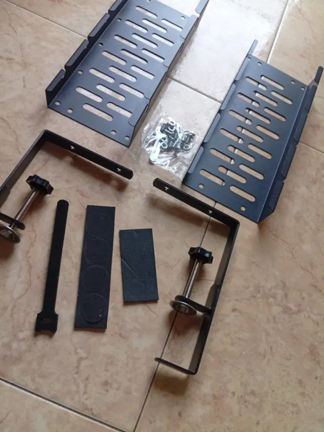 Organizador cables metal debajo mesa Pluuttiem