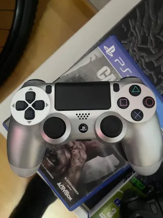 PS4 con 2 mandos y 2 juegos